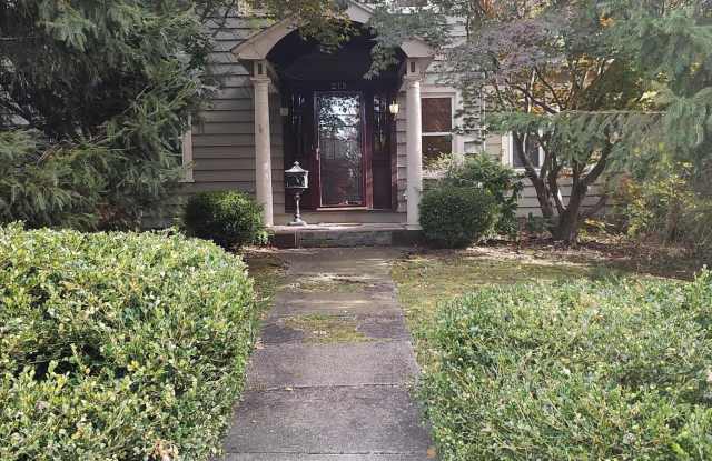 215 W Grove Street photos photos