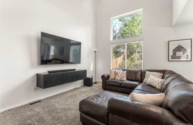 3 Bed Townhome with Large Backyard Gallery 4