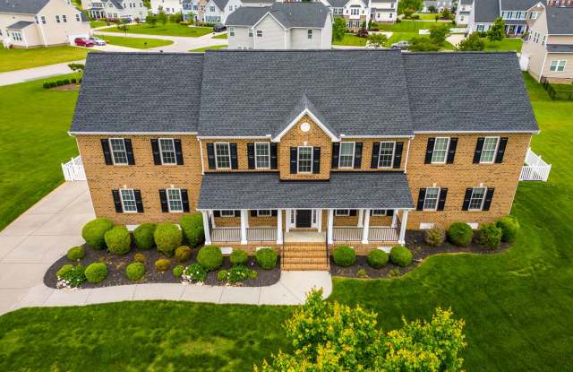 Huge house with vaulted ceilings and fenced in rear yard photos photos