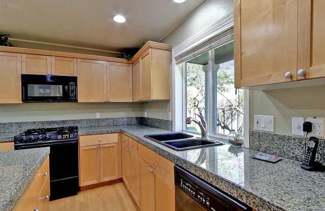 Beautiful Cedar Mill Craftsman on a Corner Lot with 4 Bedrooms + Den, Large Backyard, Solar & EV Charger Gallery 4