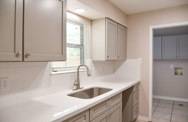 305 Amherst Ct. photos photos