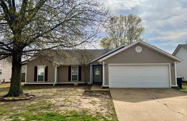 4 Bed, 2 Bath with Fenced Yard, Two-Car Garage, and Jetted Tub Gallery 1