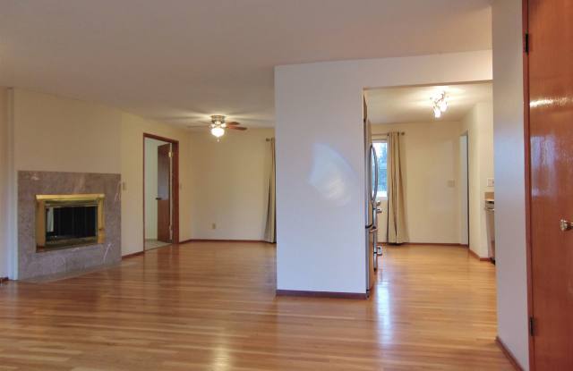 Fantastic 3bd, 1.5ba Rambler Available with Huge Yard! Gallery 3
