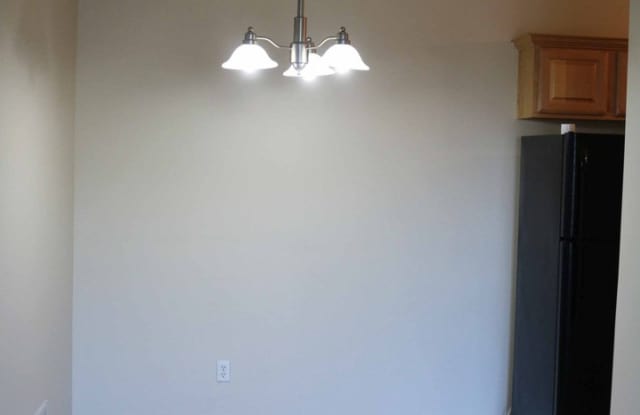 Top Level Westbury Condo for Rent! Gallery 4