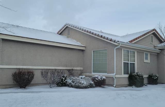 Beautiful, newer 3 bed 2 bath house gated community, pool, gym, park - new flooring, pain and quartz counters. - 10510 Iron Point Circle, Reno, NV 89521