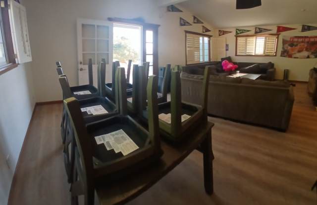 9 bed, 6 bath home that's a stone's throw to Grand Ave entrance Gallery 4