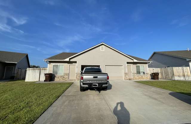 412 South Twin Pines Avenue - 412 South Twin Pines Avenue, Haysville, KS 67060