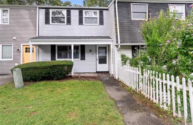 44 Wooded Way - 44 Wooded Way, Calverton, NY 11933