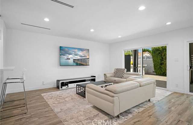 7078 Park Manor Avenue Gallery 2