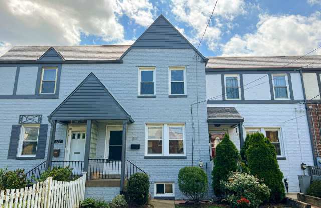 Charming 2 Bed 2 Bath Brick Townhome With A Fully Fenced Yard In Beautiful Foxcroft Heights photos photos