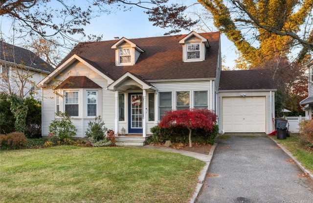 55 Robbins Avenue - 55 Robbins Avenue, Amityville, NY 11701