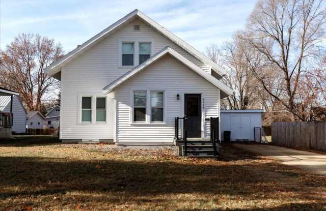 Single Family Home - 4+ Bedroom | 2 Bath photos photos