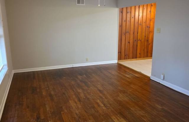 1811 W College Street Sherman, TX 75092-5321 Gallery 4