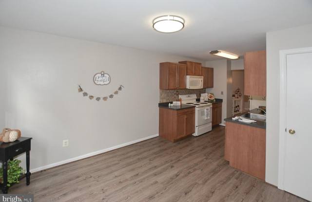 8323 STATIONHOUSE Court Gallery 4