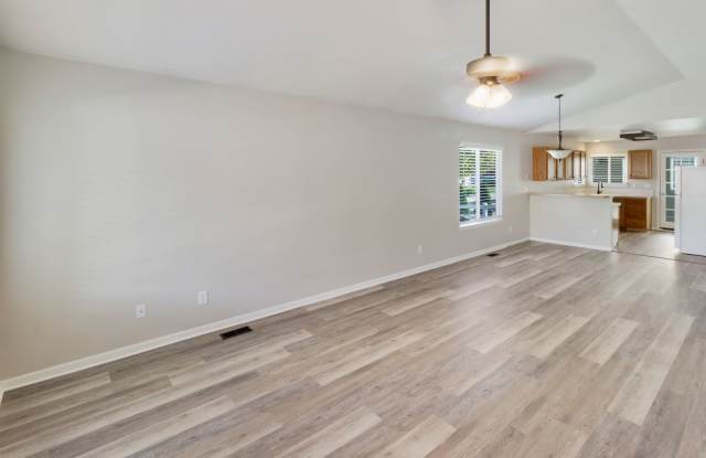 Updated 3 Bed/3 Bath Single Family Home on Corner Lot - Available NOW! Gallery 4