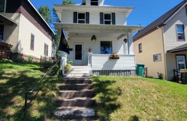 AVAILABLE October 1st! - 3 BED 1 BATH Home! photos photos