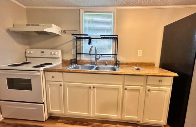 Modern Comfort Meets Nature — 2-Bed, 1-Bath Home with Outdoor Parking! Gallery 4