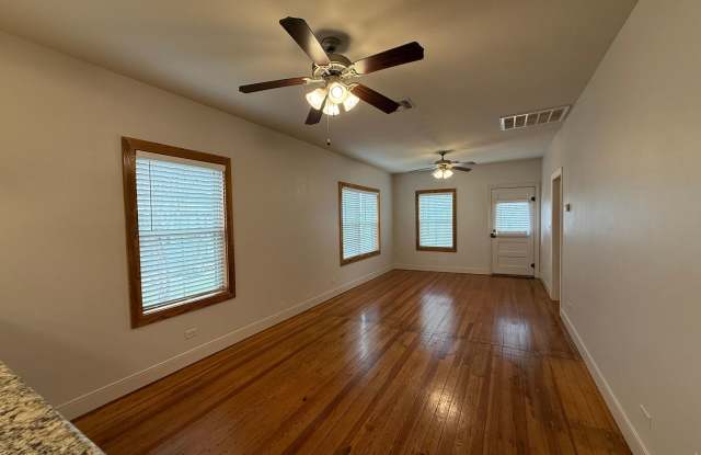 Updated 1926 Craftsman Style 3/1 / Cute Front Porch / No Capet / NBISD Gallery 4