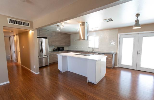 4 BEDROOM 2 BATHROOM HOME WITH PRIVATE POOL - 1149 West 10th Street, Tempe, AZ 85281