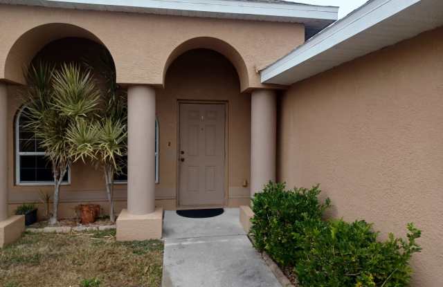 Great Location: 3 bedroom / 2 bathroom / 2 car garage / screened back lanai photos photos