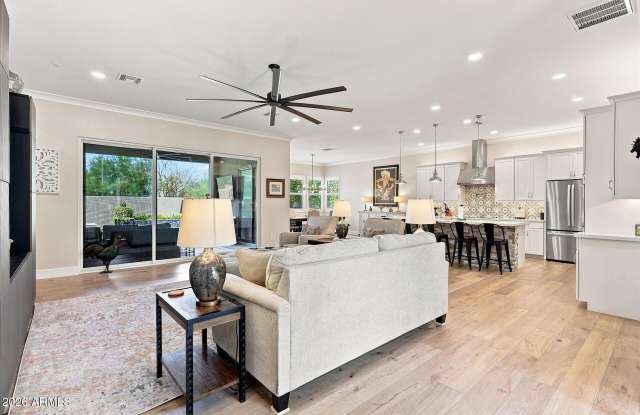 1118 E PASEO Way Gallery 4