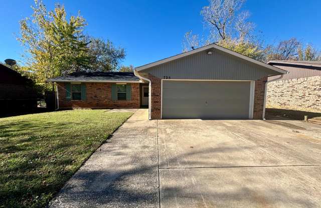 Charming 3 Bedroom 1.5 Bath in Midwest City - 725 Briarwood Drive, Midwest City, OK 73130