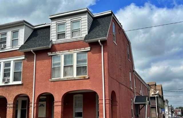 1101 W POPLAR Street photos photos