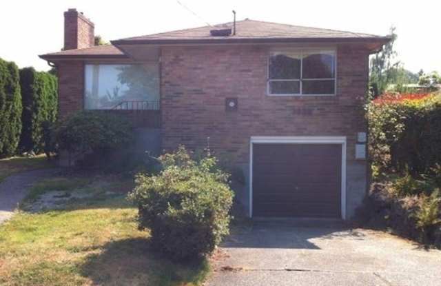 Classic 4 Bed Brick Home in Ravenna photos photos