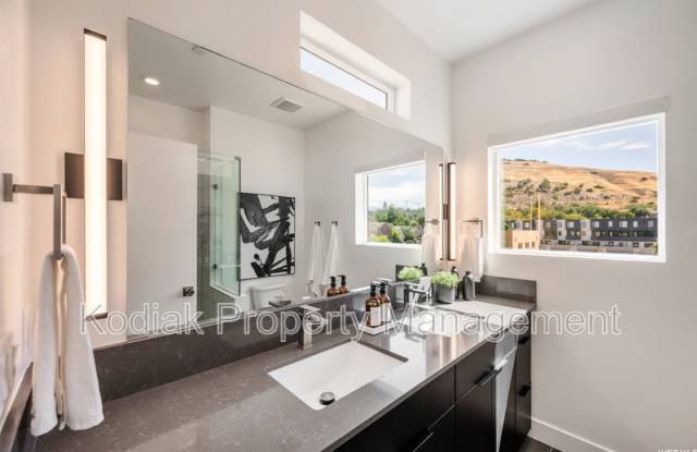 765 N 400 W photos photos