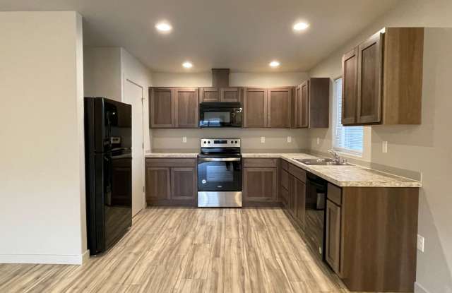 Beautiful 3 Bedroom Modern Duplex coming available soon! Gallery 4