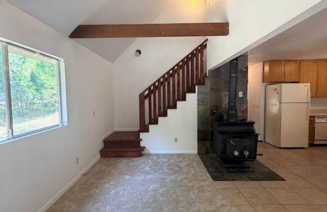 Charming 2-Bedroom Home with Loft & Detached Garage in Shingletown! Gallery 4