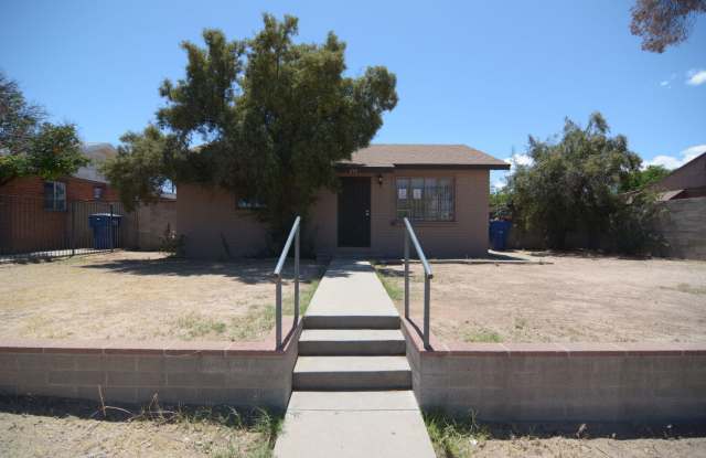 Charming 3 Bedroom 2 Bath House! Close to the UofA and Downtown! photos photos