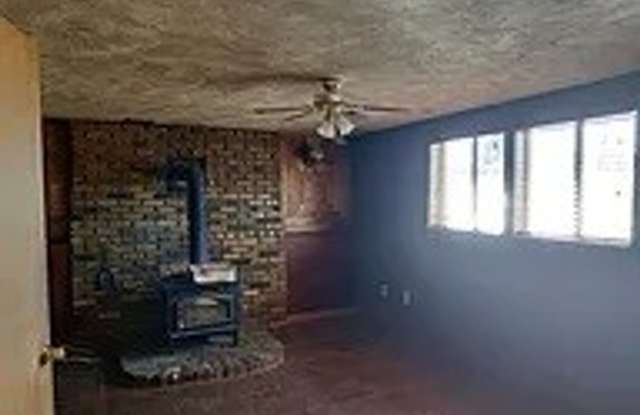 Great Family Home! Centrally Located in Town! Gallery 3