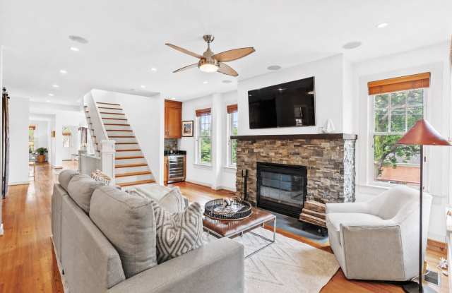 Spacious Kent Home | 6 Bed | 4 Bath | 4,000 Sf | Front Porch + Backyard | Detached 4-Car Garage photos photos