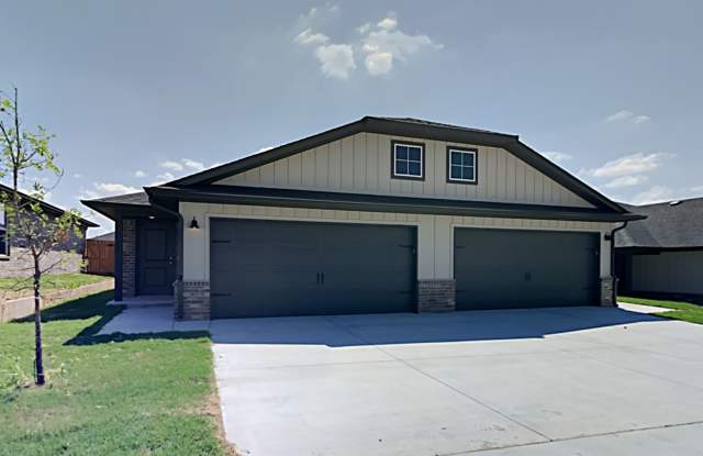 2 Bedroom 2 Bathroom 2 Car Garage Duplex Close to Broadway Extension, a short distance from Edmond and easy access to downtown OKC photos photos