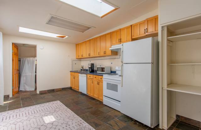 Cozy North Park 1BR/1BA Cottage with Upgraded Kitchen and Bath, All Utilities Included Gallery 4