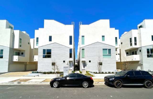 10917 1/2 Otsego St - 10917 1/2 Otsego Street, Los Angeles, CA 91601