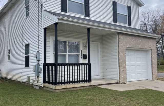 Updated 4 Bedroom 2 Bath Home with New Kitchen and Appliances, Downstairs Suite! Gallery 1