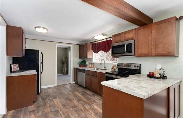 Wonderful 3 bedroom, 1 3/4 bath split level home in University Place! Gallery 2