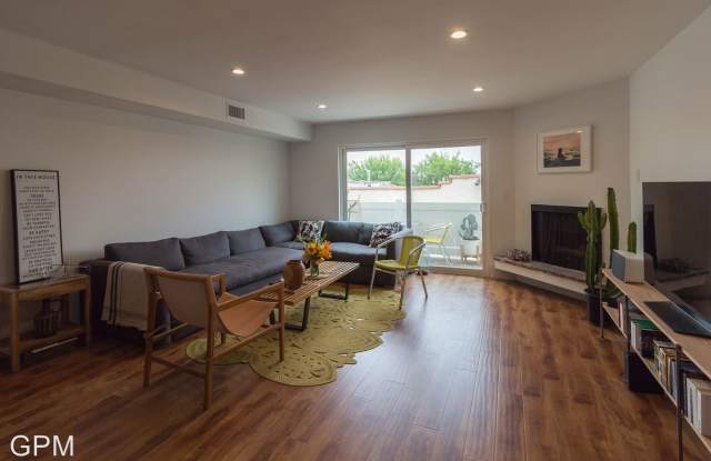 527 E Cypress Ave Unit C Gallery 2