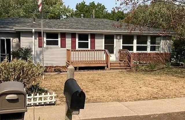 Nice west side Home.3+ bedroom with a cozy backyard - 5504 West 16th Street, Sioux Falls, SD 57106