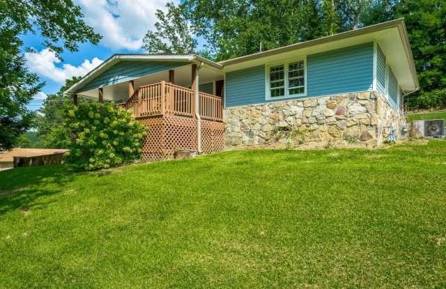Charming Family Haven: 3 Bedroom Gem with Inviting Outdoor Space photos photos