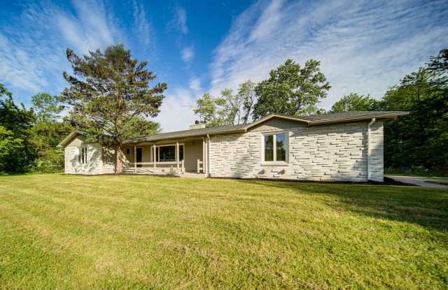 Gorgeous Home Near Lake photos photos