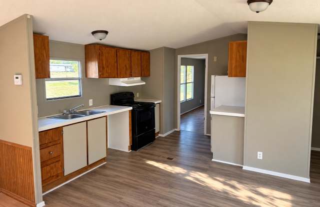 Country living with spacious front and backyard - 2beds/ 2bath available now Gallery 1