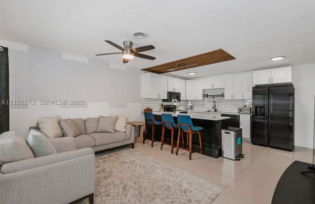 709 SW 14th Ct Gallery 3