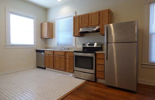Vintage, Renovated SF House! High Ceilings, HW Floors, Covered Porch, Off-Street Parking! Gallery 3