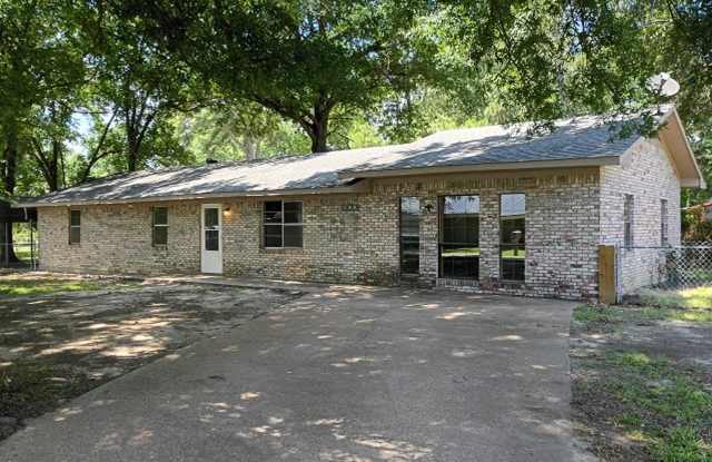 3/1. 1750 sqft Home w/Fenced Yard for Lease: 300 Slayden, Tuckerman ($1185) Gallery 1