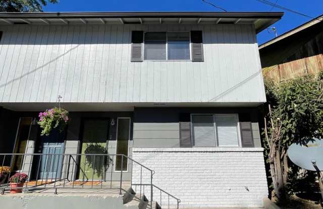 Renovated 3 bed 1.5 bath Duplex - 2220 Modoc Street, Klamath Falls, OR 97601