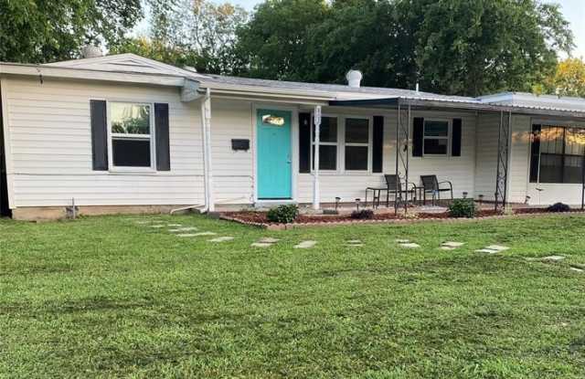 802 E Dallas Street - 802 East Dallas Street, Mansfield, TX 76063