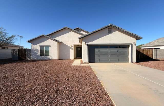 Beautiful 3 Bedroom with large fenced yard Gallery 4